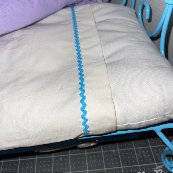American Girl Doll Blue 18" Trundle Day Bed + Accessories RETIRED - Picture 7 of 7